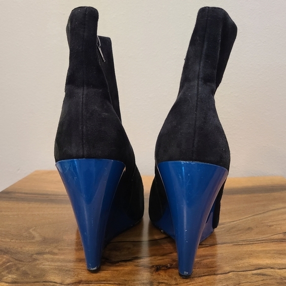 Pour la Victoire Ravel Suede Black & Blue Wedge Booties - Picture 15 of 15